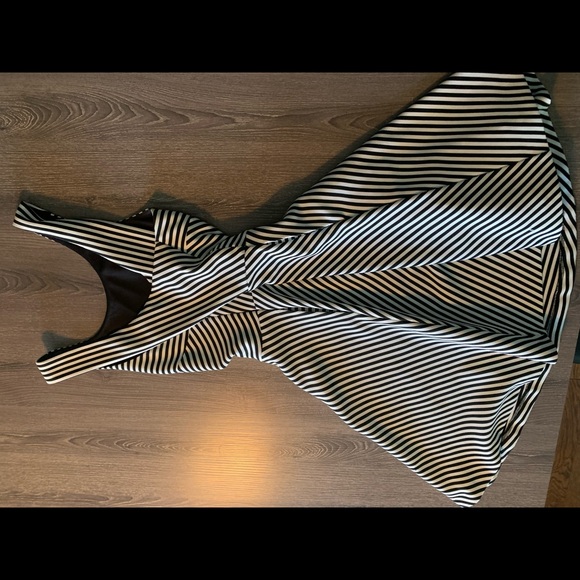 Womens dress GUESS. Size smal - Picture 2 of 4